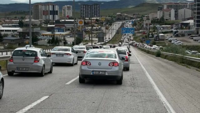 Bayram dönüşü çileye dönüştü: Kırıkkale geçişinde 15 kilometrelik kuyruk