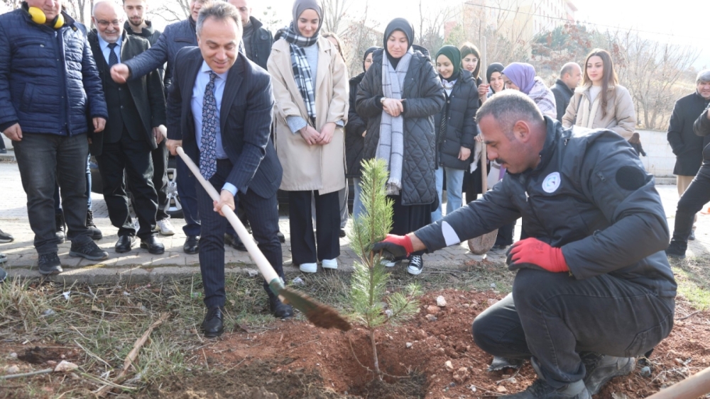 Rektör YILMAZ Kampüsteki Fidan Dikimine Katıldı